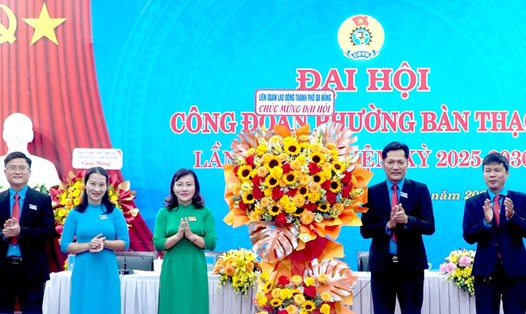 Bà Nguyễn Thị Ngọc Ánh - Phó Chủ tich Liên đoàn Lao động thành phố Đà Nẵng (thứ 3 từ trái) tặng hoa chúc mừng Đại hội Công đoàn phường Bàn Thạch. Ảnh: Công đoàn Đà Nẵng