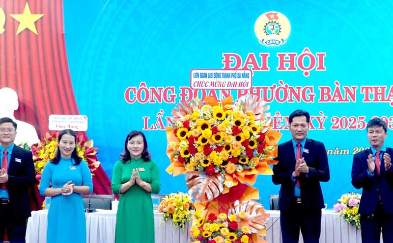 Ms. Nguyen Thi Ngoc Anh - Deputy Head of the Da Nang City Labor Federation (3rd from left) presented flowers to congratulate the Ban Thach Ward Trade Union Congress. Photo: Da Nang Trade Union