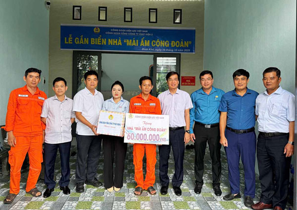 Awarding funds to support the construction of a Trade Union Shelter for the family of union member Dang Van Hoan. Photo: Thu Hoai