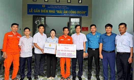 Trao kinh phí hỗ trợ xây dựng nhà Mái ấm Công đoàn cho gia đình đoàn viên Đặng Văn Hoàn. Ảnh: Thu Hoài