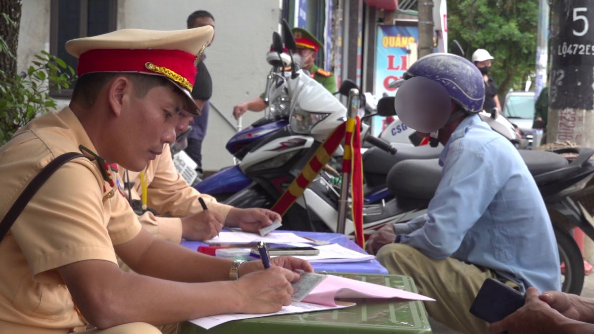 タインホアでのアルコール濃度違反事件の処理。写真: クアック・ドゥ