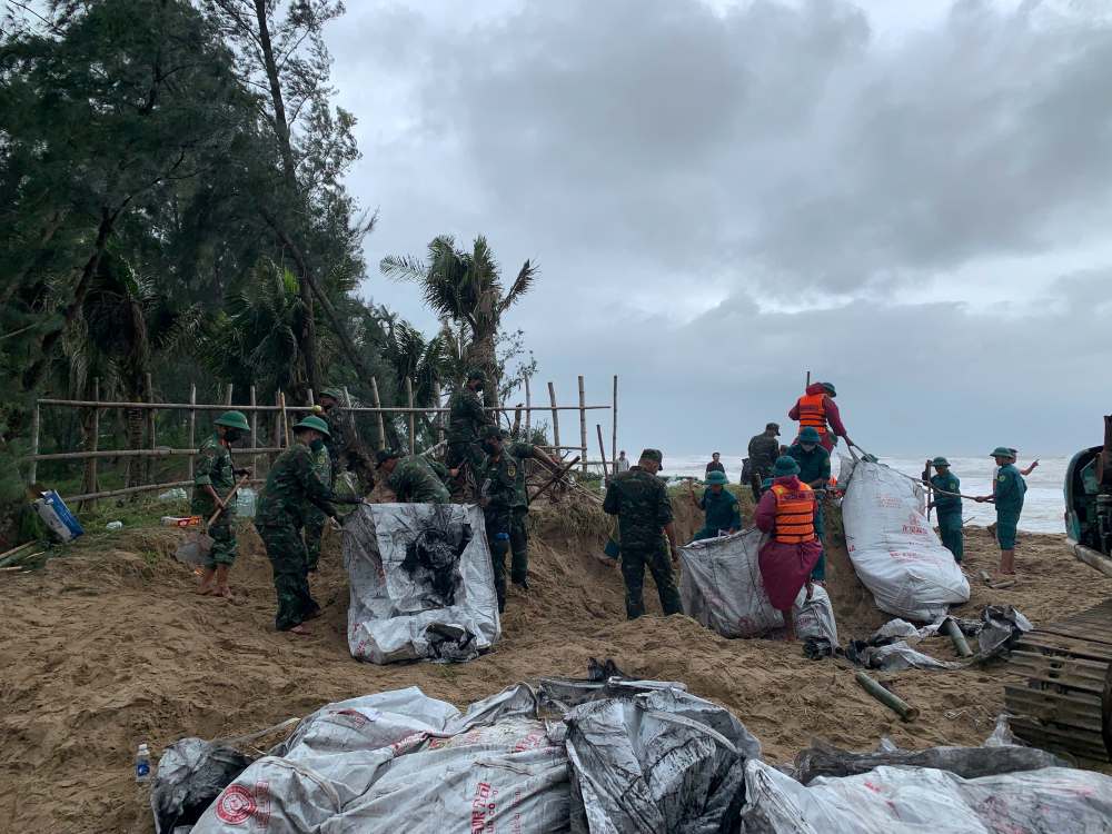 High waves caused strong erosion of Hoi An coast, Da Nang deployed emergency measures. Photo: Thanh Huyen