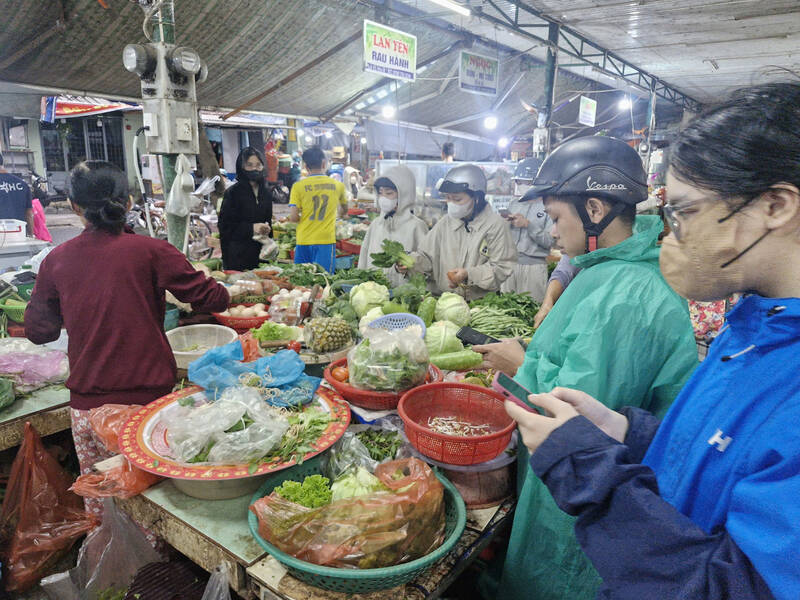 People buy green vegetables at Hoa Cuong market (Da Nang) on the evening of October 22. Photo: Thu Giang