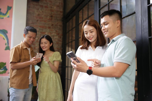 Nguoi dung huong loi khi su dung cac dich vu tren he sinh thai IVB Mobile Banking. Ảnh: VNPAY
