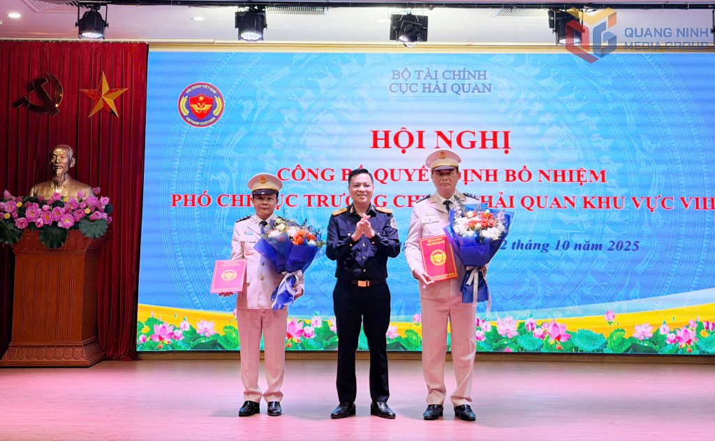 Mr. Nguyen Thanh Hung - Deputy Director of the Customs Department - presented the decision to appoint two new Deputy Heads of the Customs Department of Region VIII. Photo: Cao Quynh