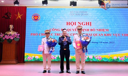 Ông Nguyễn Thành Hưng - Phó Cục trưởng Cục Hải quan - trao quyết định bổ nhiệm hai tân Phó Chi cục trưởng Chi cục Hải quan khu vực VIII. Ảnh: Cao Quỳnh