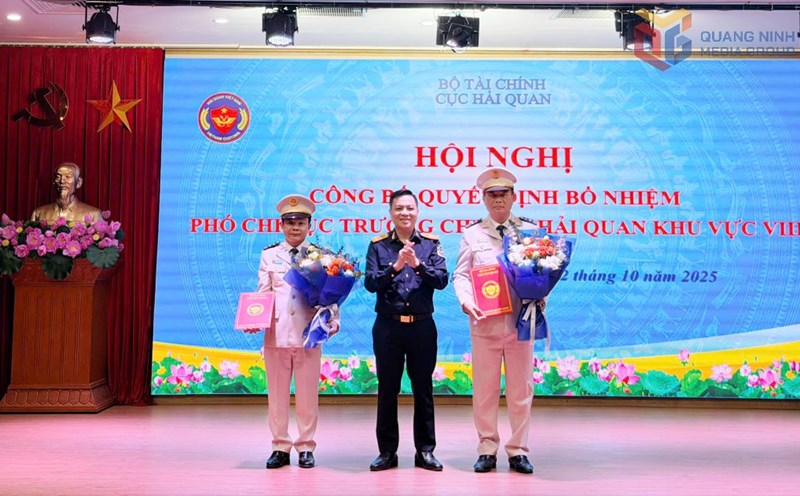 Mr. Nguyen Thanh Hung - Deputy Director of the Customs Department - presented the decision to appoint two new Deputy Heads of the Customs Department of Region VIII. Photo: Cao Quynh