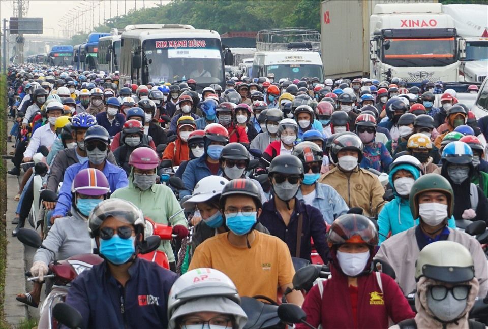 Hang ngay, luong phuong tien di chuyen qua khu vuc nay rat dong, giao thong thuong xuyen un u, nhat la vao gio cao diem. Anh: Anh Tu