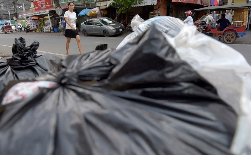 A pile of garbage on the roadside in Phnom Penh (Cambodia). Photo: AFP
