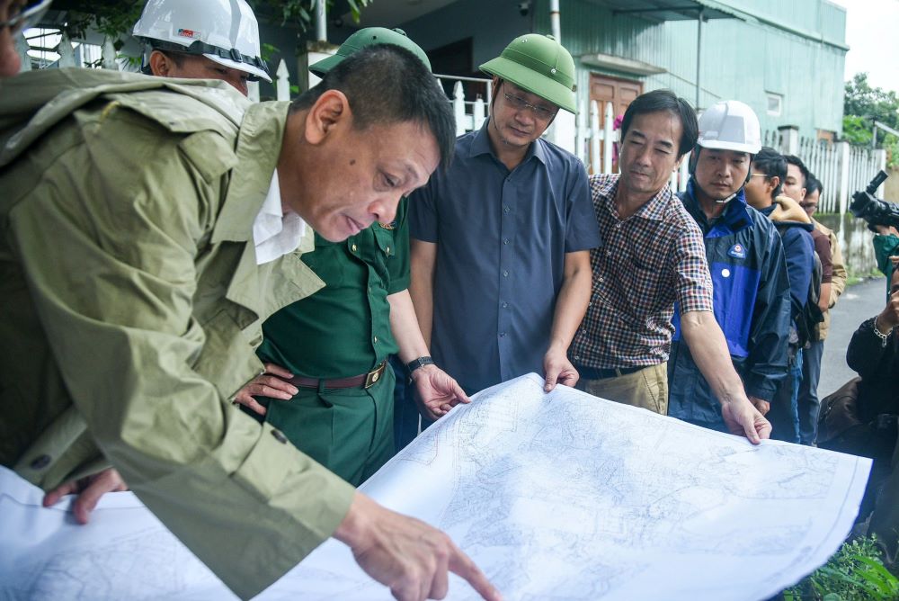 The Da Nang Secretary requested enforcement if people refused to leave the danger zone before storm No. 12. Photo: Tran Thi