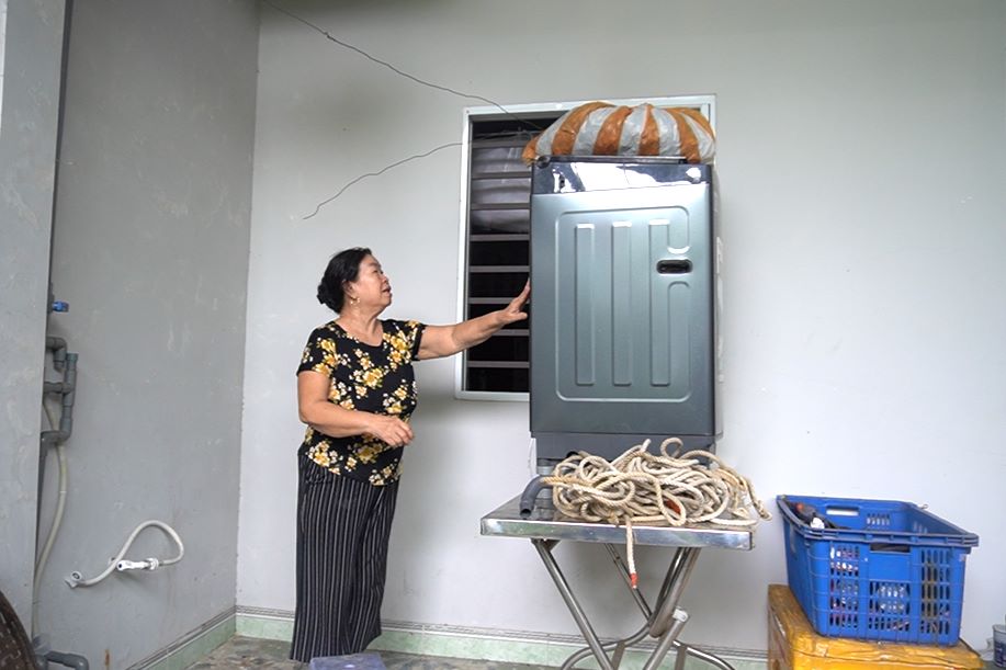Nguoi dan duong Me Suot (phuong Hoa Khanh, TP Da Nang) tat bat ke cao do dac tu som. Anh: Tran Thi