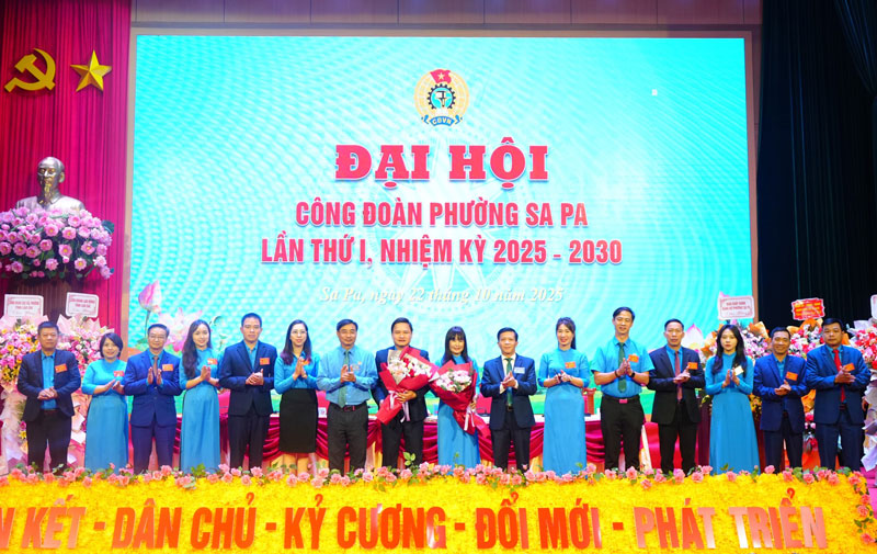 Tang hoa chuc mung lanh dao cong doan nhiem ky moi. Anh: Phong van hoa Sa Pa