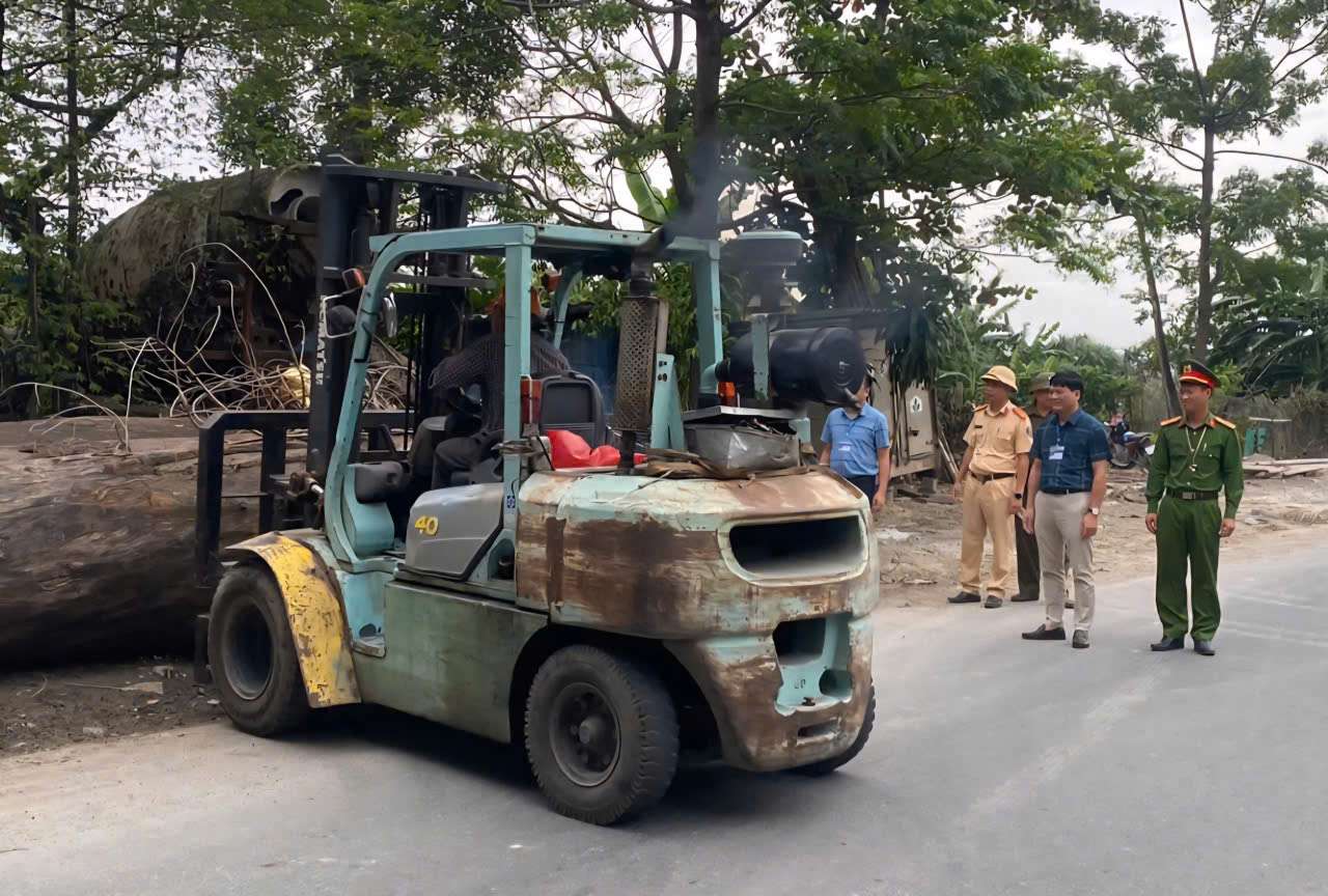 Lực lượng chức năng giải tỏa khu vực lấn chiếm tại gầm cầu vượt Ninh Phong. Ảnh: Hà Vi
