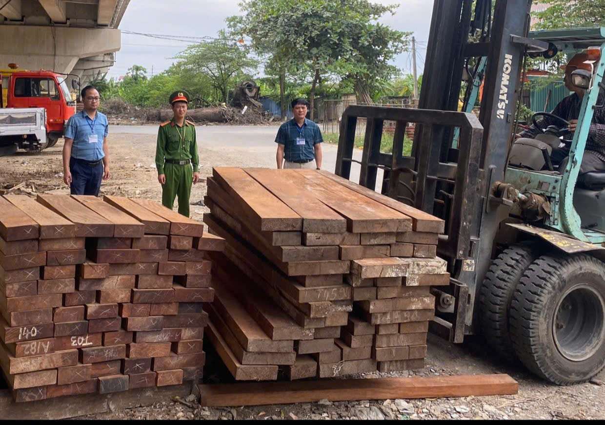 The authorities have cleared encroachment cases and returned space to the Ninh Phong overpass underpass area. Photo: Ha Vi