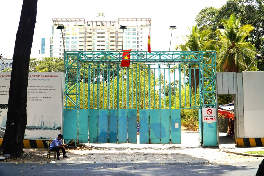 Khu vuc Nha thi dau Phan Dinh Phung giua trung tam TP.HCM nhieu nam qua van quay rao, cho tai khoi cong sau thoi gian dai gian doan. Anh: Anh Tu.