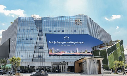 Trụ sở chính tập đoàn Prince Group của ông trùm lừa đảo Campuchia Chen Zhi ở thủ đô Phnom Penh, Campuchia. Ảnh: Prince Group