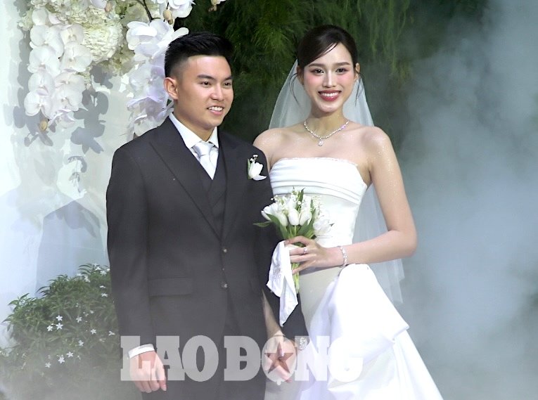 Miss Do Thi Ha was radiant on her wedding day with the young master of Son Hai Group. Photo: Cong Sang