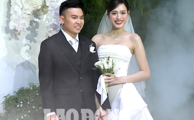 Miss Do Thi Ha was radiant on her wedding day with the young master of Son Hai Group. Photo: Cong Sang