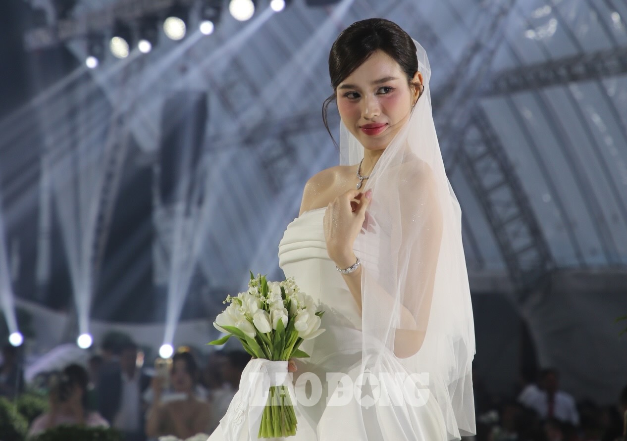 Miss Do Thi Ha was radiant on the day she returned to her husband's house in Quang Tri. Photo: Cong Sang