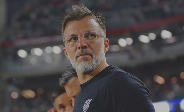 Coach Anthony Hudson leads the Thai team. Photo: FAT