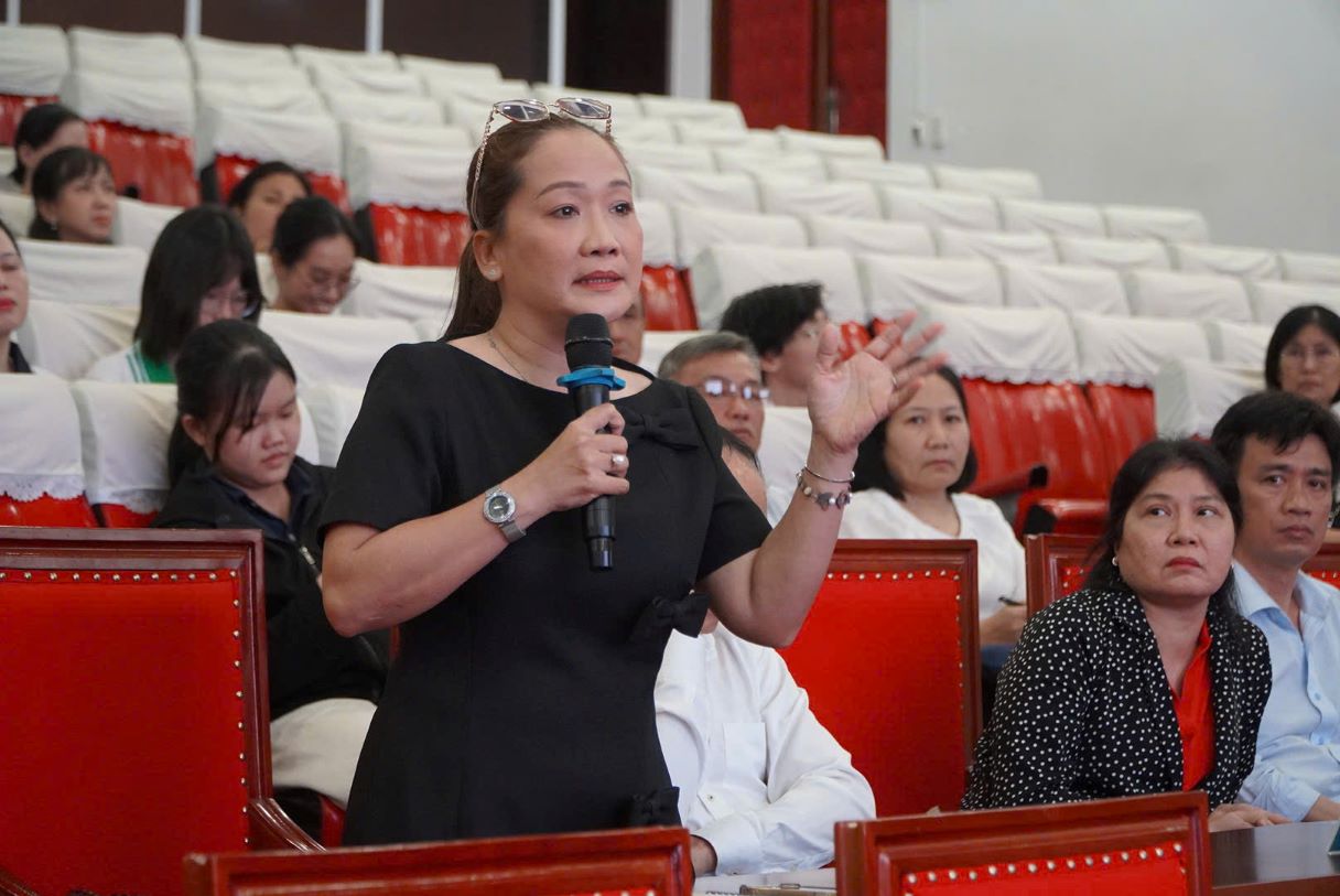 Phu huynh dat cau hoi tai buoi gap go voi lanh dao Truong Dai hoc Y khoa Pham Ngoc Thach. Anh: Chan Phuc