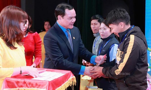 Ông Nguyễn Đình Khang - Ủy viên Trung ương Đảng, Chủ tịch Tổng Liên đoàn Lao động Việt Nam tặng quà cho công nhân lao động trong chương trình Tết Sum vầy 2025 do LĐLĐ Thành phố Hà Nội tổ chức. Ảnh: Hải Nguyễn