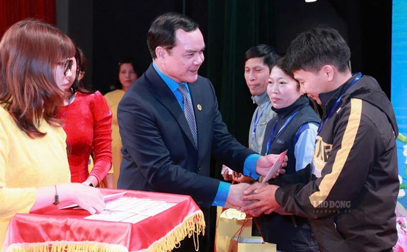 Mr. Nguyen Dinh Khang - Member of the Party Central Committee, President of the Vietnam General Confederation of Labor presented gifts to workers in the 2025 Tet Sum Vay program organized by the Hanoi City Labor Federation. Photo: Hai Nguyen