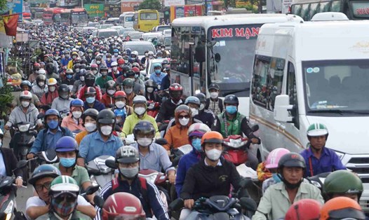 Cảnh ùn tắc giao thông trên Quốc lộ 13 hướng vào trung tâm TPHCM.  Ảnh: Minh Quân