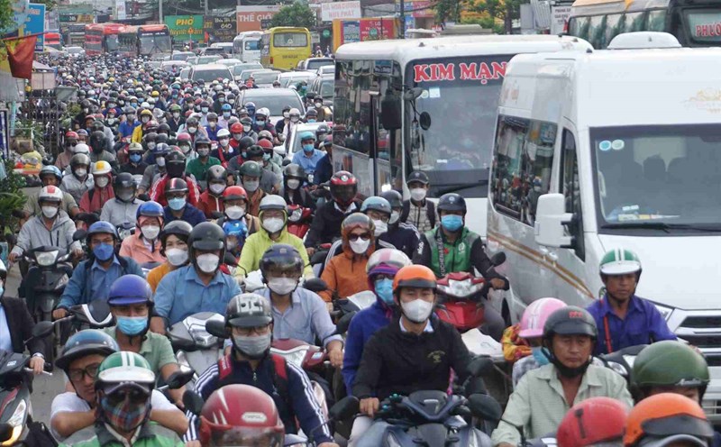 Traffic congestion on National Highway 13 towards the center of Ho Chi Minh City. Photo: Minh Quan