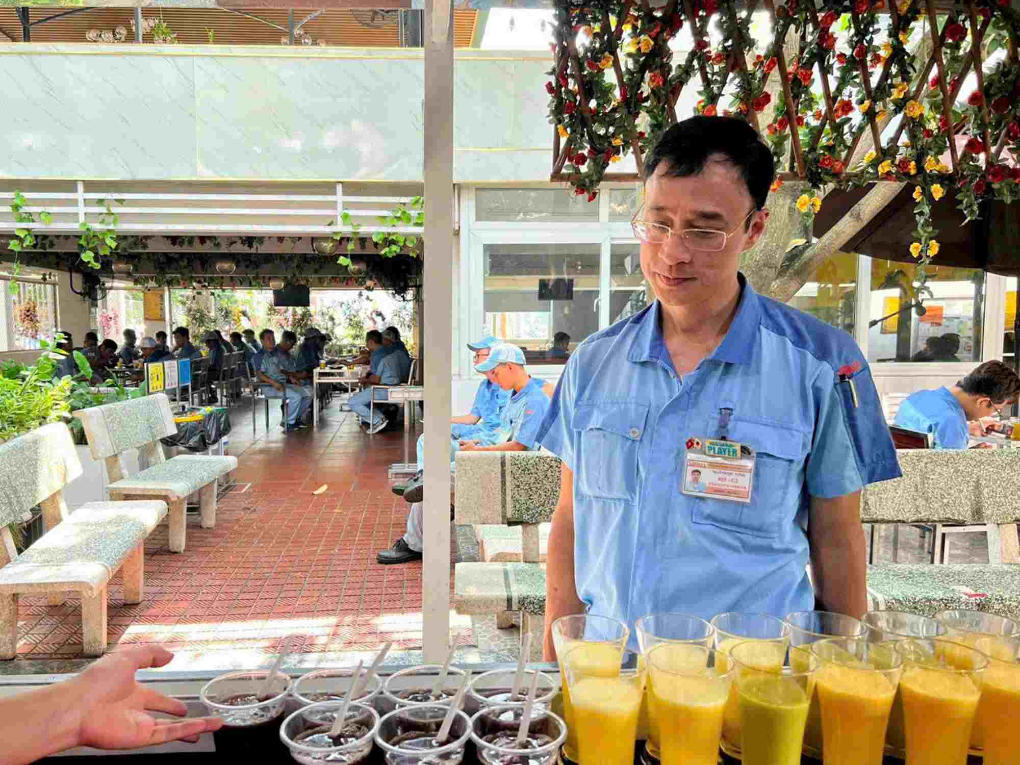 Chairman of the Trade Union Ngo Ngoc Vinh inspected the company's canteen area. Photo: Character provided