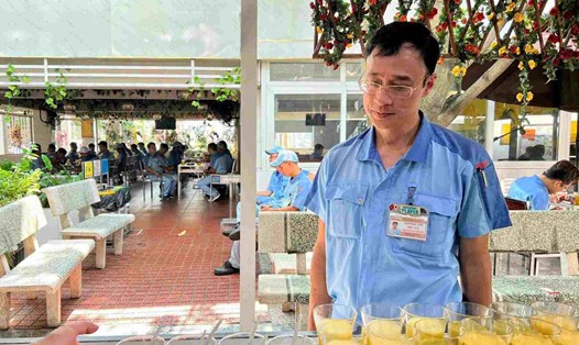 Chủ tịch Công đoàn Ngô Ngọc Vinh kiểm tra khu vực căng tin của công ty. Ảnh: Nhân vật cung cấp