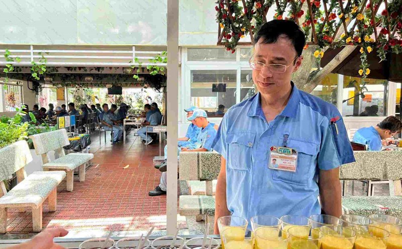 Chairman of the Trade Union Ngo Ngoc Vinh inspected the company's canteen area. Photo: Character provided
