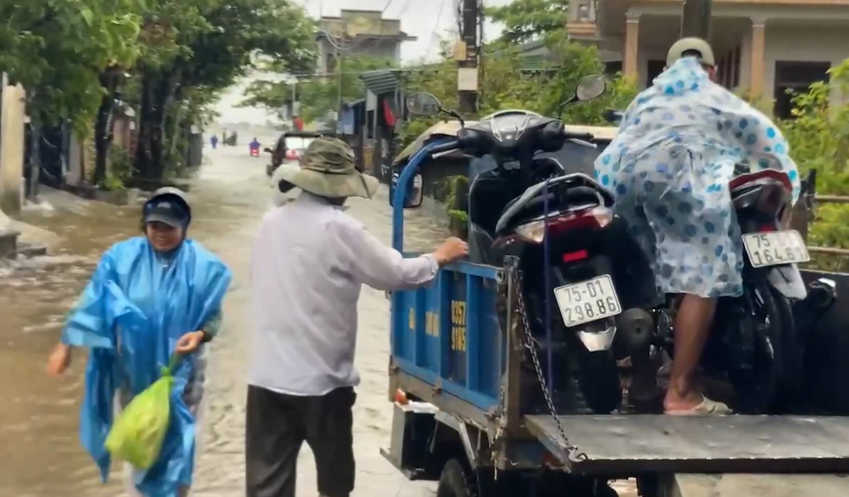 Using a three-wheeled vehicle to carry people through flooded areas in Hue. Photo: Phuc Dat