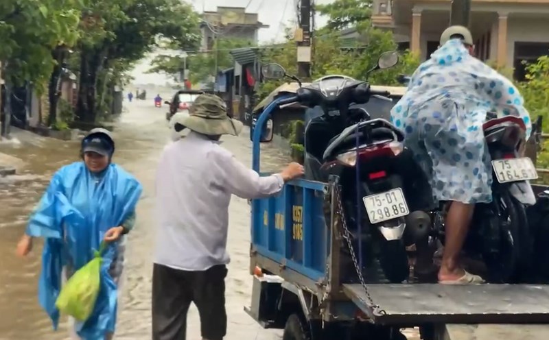 Usar vehiculos de tres pisos para transportar personas a traves de la zona inundada en Hue. Foto: Phuc Dat