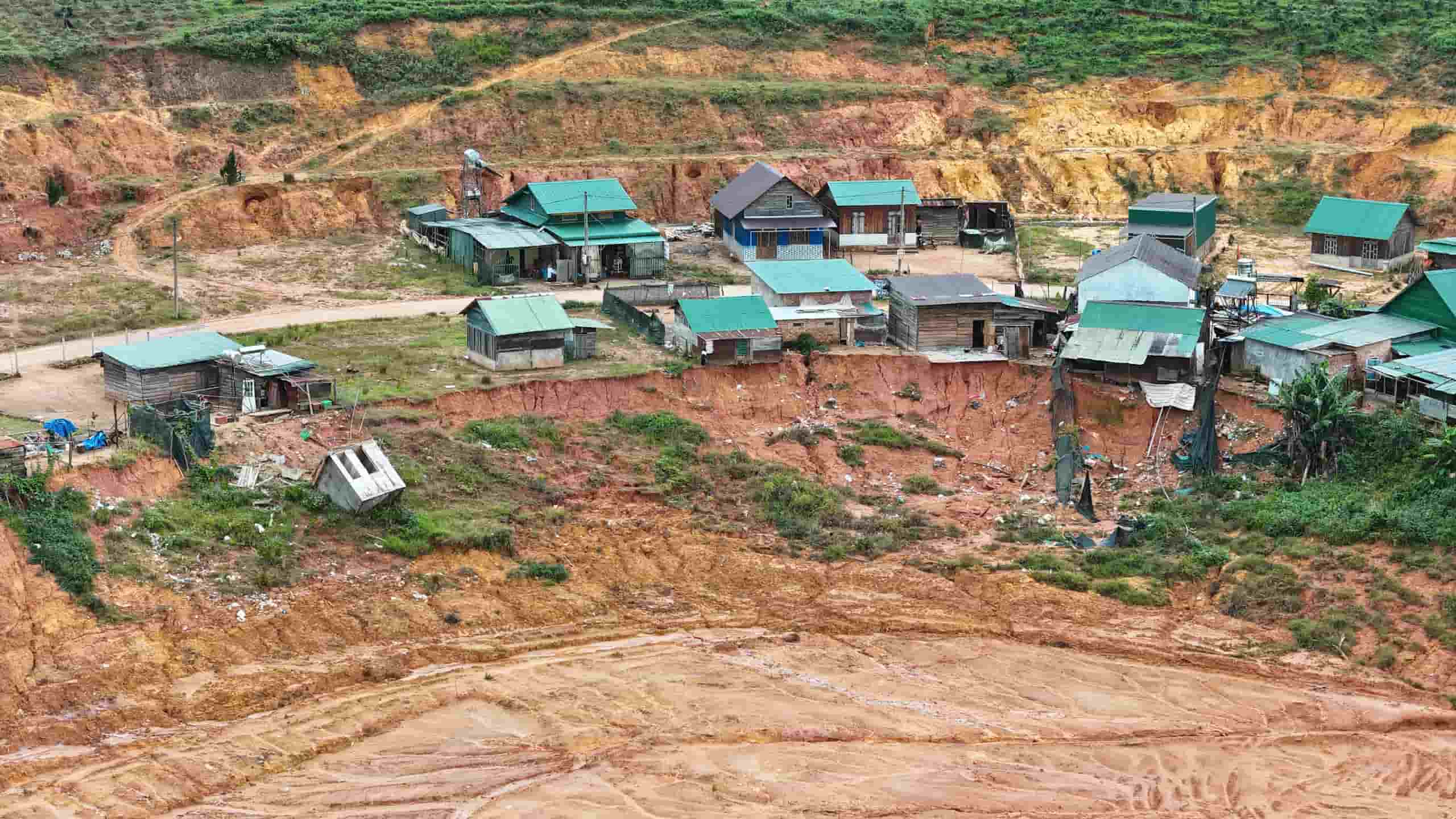 붕괴된 Dung K’No 5 마을 주거 지역 현장. 사진: Bao Lam