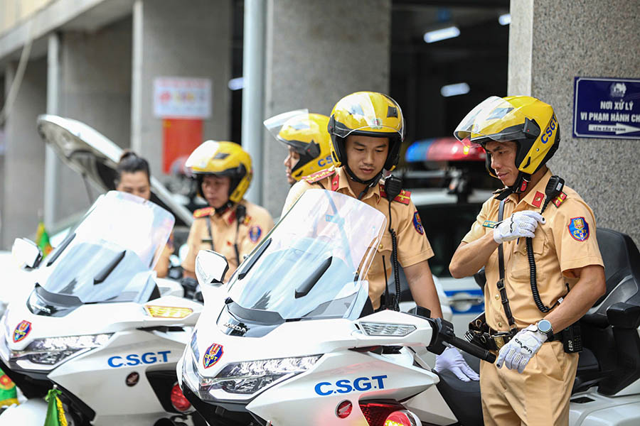 Luc luong CSGT Ha Noi chuan bi phuong tien phuc vu su kien. Anh: Tien Ngo
