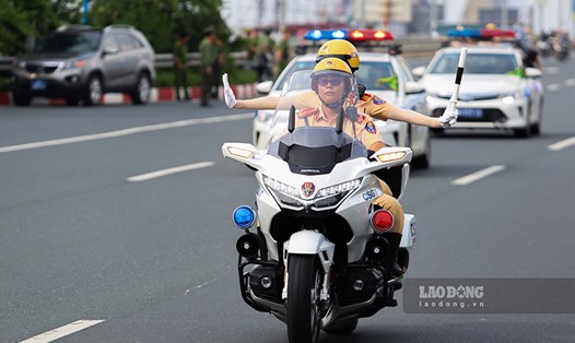 Lực lượng CSGT Hà Nội sẵn sàng phương án bảo đảm TTATGT phục vụ Lễ ký Công ước. Ảnh: Tô Thế