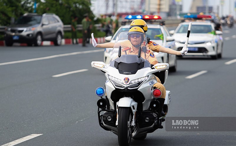 La policia de trafico de Hanoi esta lista para proponer planes para garantizar la seguridad vial para servir a la ceremonia de firma de la Convencion. Foto: To The