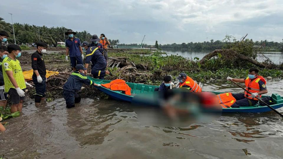 빈롱 구조대가 실종된 지 거의 2일 만에 바시 강에서 48세 남성의 시신을 수색하고 있습니다. 사진: 공안 제공
