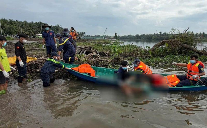 Vinh Long rescue forces search for the body of a 48-year-old man on the Ba Si River after nearly 2 days of being missing. Photo: Provided by the police