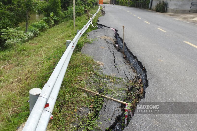 Sat lo da an sau vao tuyen duong nhua. Anh: To Cong.