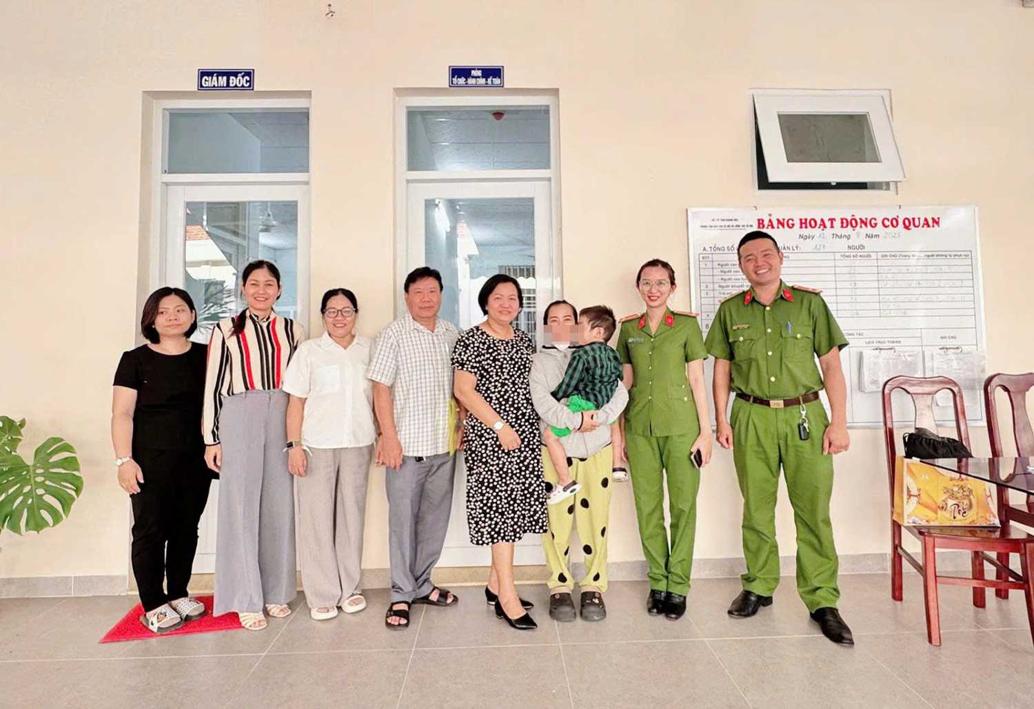 냐짱에 버려진 아기는 10월 22일 오후 어머니에게 인계되었습니다. 사진: 냐짱 공안
