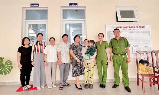 Cháu bé bị bỏ lại ở Nha Trang đã được bàn giao cho người mẹ chiều 22.10. Ảnh: Công an Nha Trang