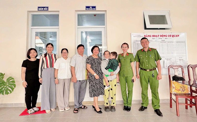 The baby abandoned in Nha Trang was handed over to his mother on the afternoon of October 22. Photo: Nha Trang Police