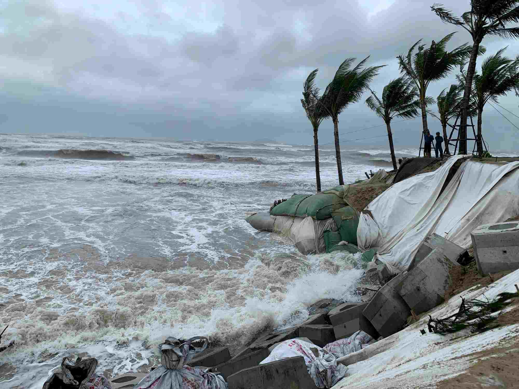 Pronostico del tiempo para mañana 23 de octubre la region central entra en una ola de fuertes lluvias de largos dias en algunos lugares la lluvia supera los 800 mm debido al impacto de la tormenta numero 12 Fengshen. Foto: Thanh Huyen
