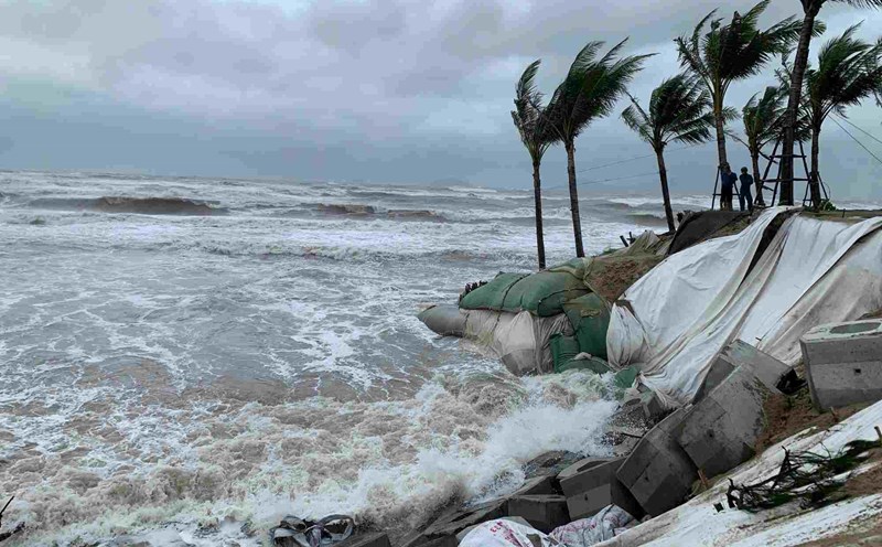 Weather forecast for tomorrow, October 23, the Central region will have a long period of heavy rain, locally over 800mm of rain due to the impact of storm No. 12 Fengshen. Photo: Thanh Huyen