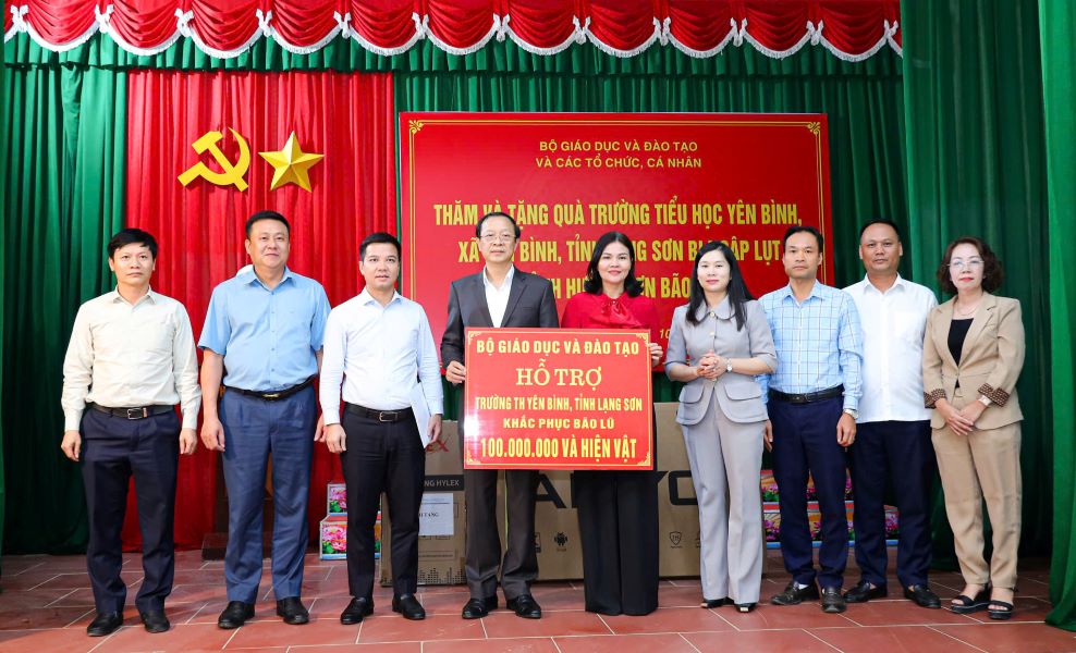 Doan cong tac Bo GDDT tham, trao ho tro tai Truong Tieu hoc Yen Binh (Lang Son). Anh: Bo GDDT
