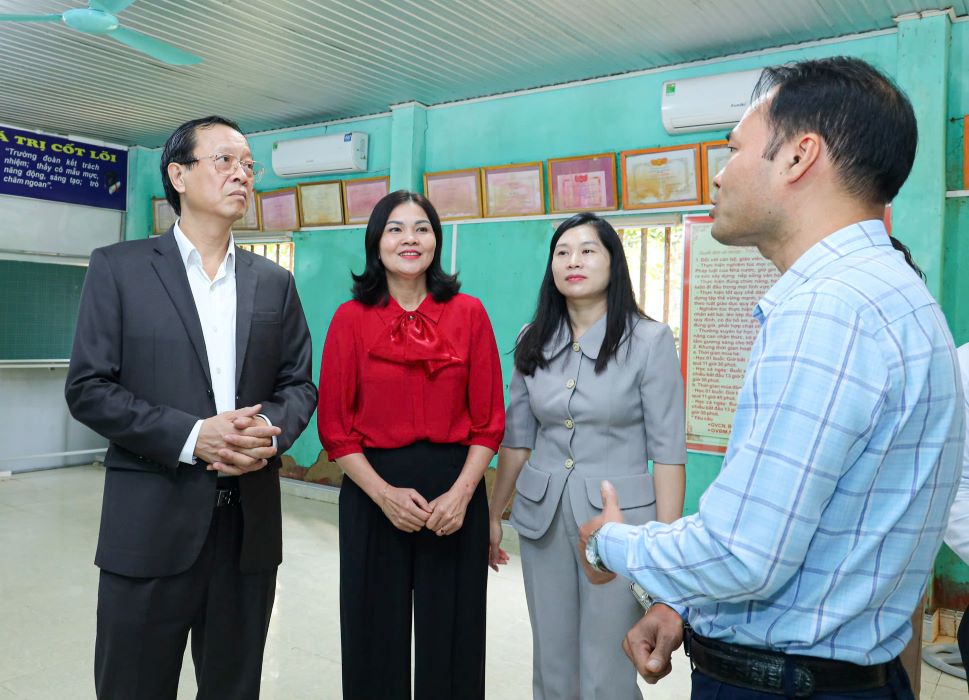 Doan cong tac Bo GDDT kiem tra nhung phan bi thiet hai tai Truong Tieu hoc Yen Binh, xa Yen Binh, Lang Son. Anh: Bo GDDT