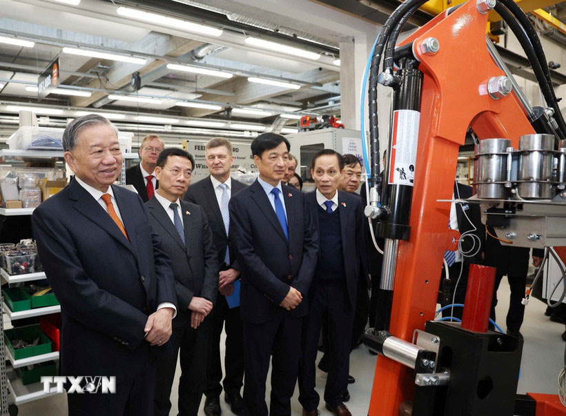General Secretary To Lam visited the experimental sample making laboratory of Aalto University. Photo: VNA