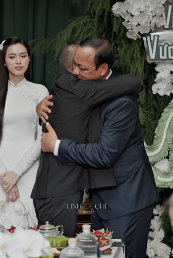 Chu tich Tap doan Son Hai om thong gia - bo cua Hoa hau Do Thi Ha. Anh cat tu video, nguon: Le Chi Linh